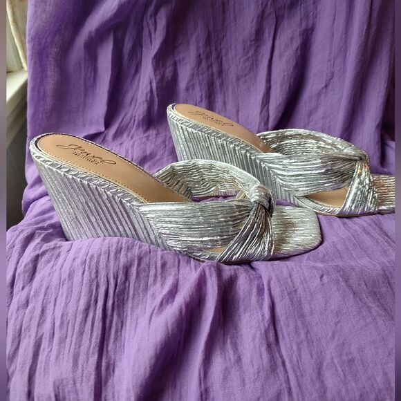 Jewel Badgley Mischka Women's Silver Heeled Sandals. Size 10 - Picture 4 of 9